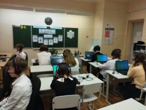 в 6-11 классах прошел урок в рамках внеурочной деятельности «Россия -мои горизонты» по теме «Россия индустриальная: Атомные технологии». Учащиеся узнали об отрасли, благодаря которой вырабатывается огромное количество энергии, а такие сферы, как судоходство, медицина и космическая отрасль становятся ещё более эффективными. В этом году наша страна отмечает важный юбилей — атомной промышленности России исполняется 80 лет! Россия была первооткрывателем мирного использования атомной энергии и продолжает оставаться мировым лидером в этой отрасли. Учащиеся 8Б класса в компьютерном классе просмотрели 3 видеоролика об атомной отрасли и ответили на вопросы «Миф или реальность».